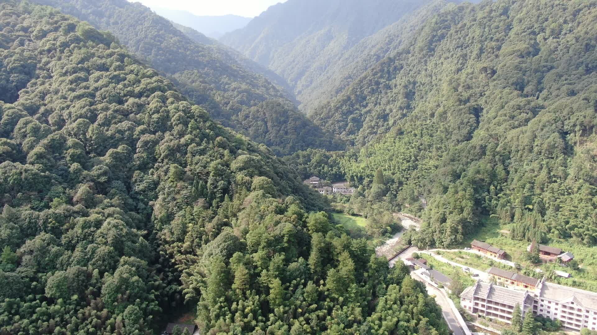 航拍大山山谷森林视频的预览图