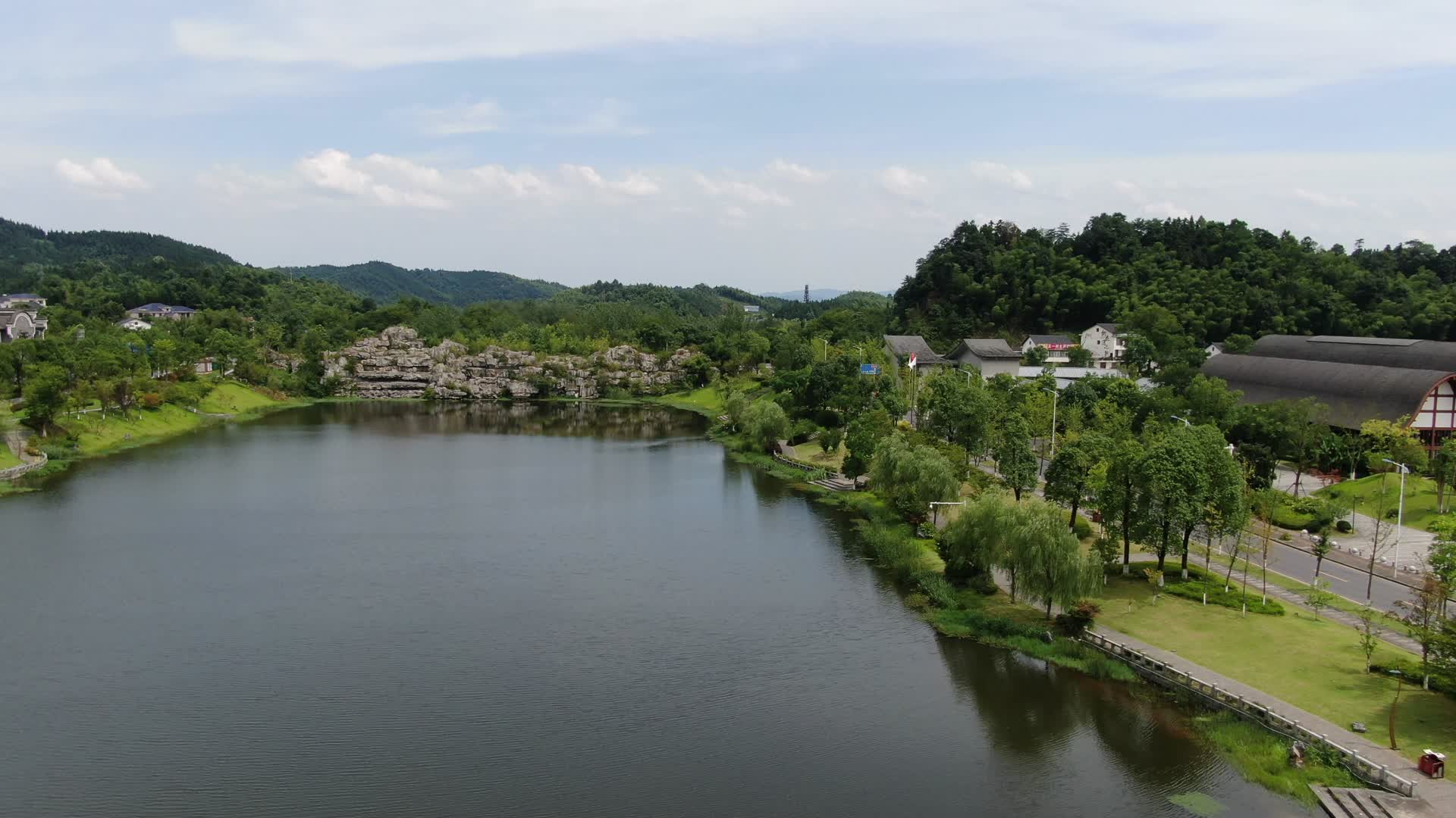 航拍常德桃花源景区湖泊视频的预览图