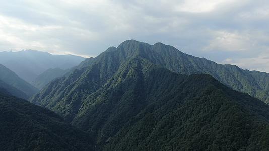 航拍贵州梵净山景区大山视频的预览图