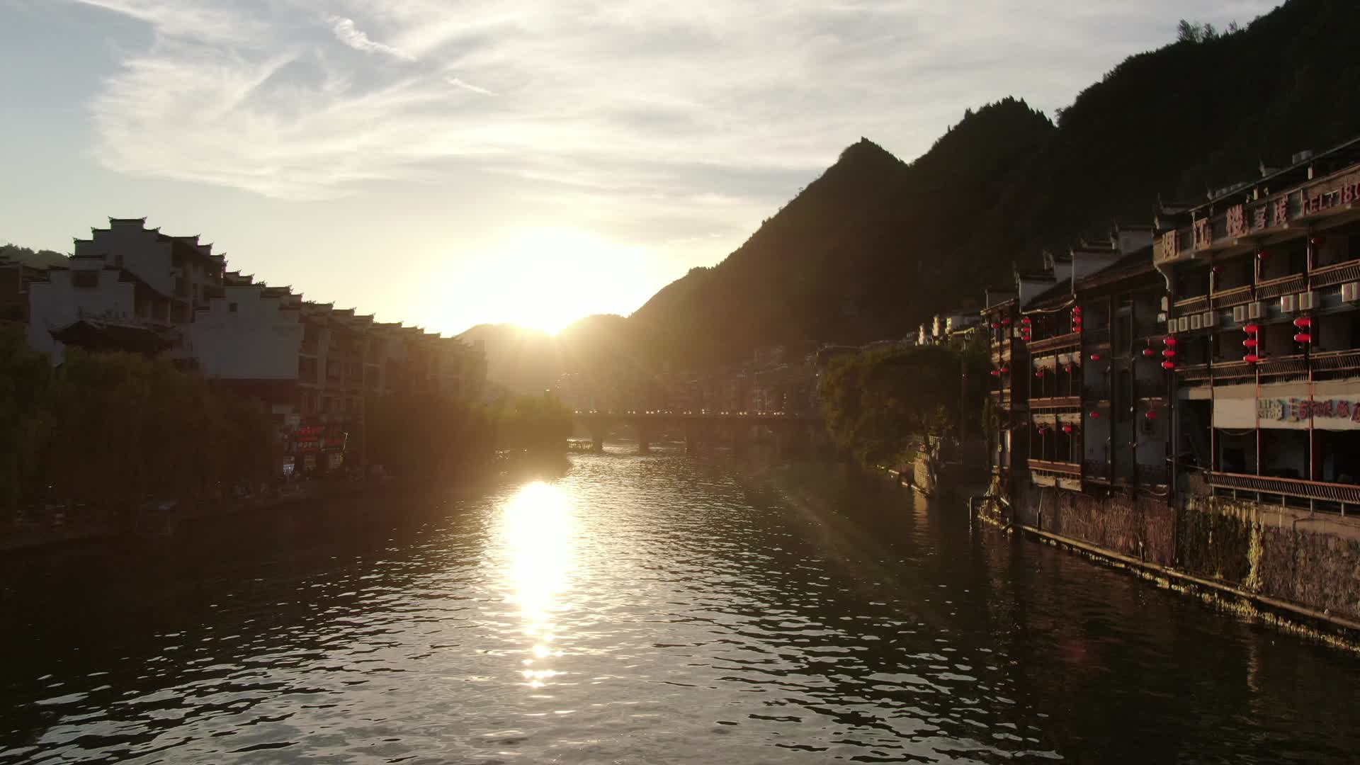 航拍贵州镇远古镇夕阳晚霞视频的预览图