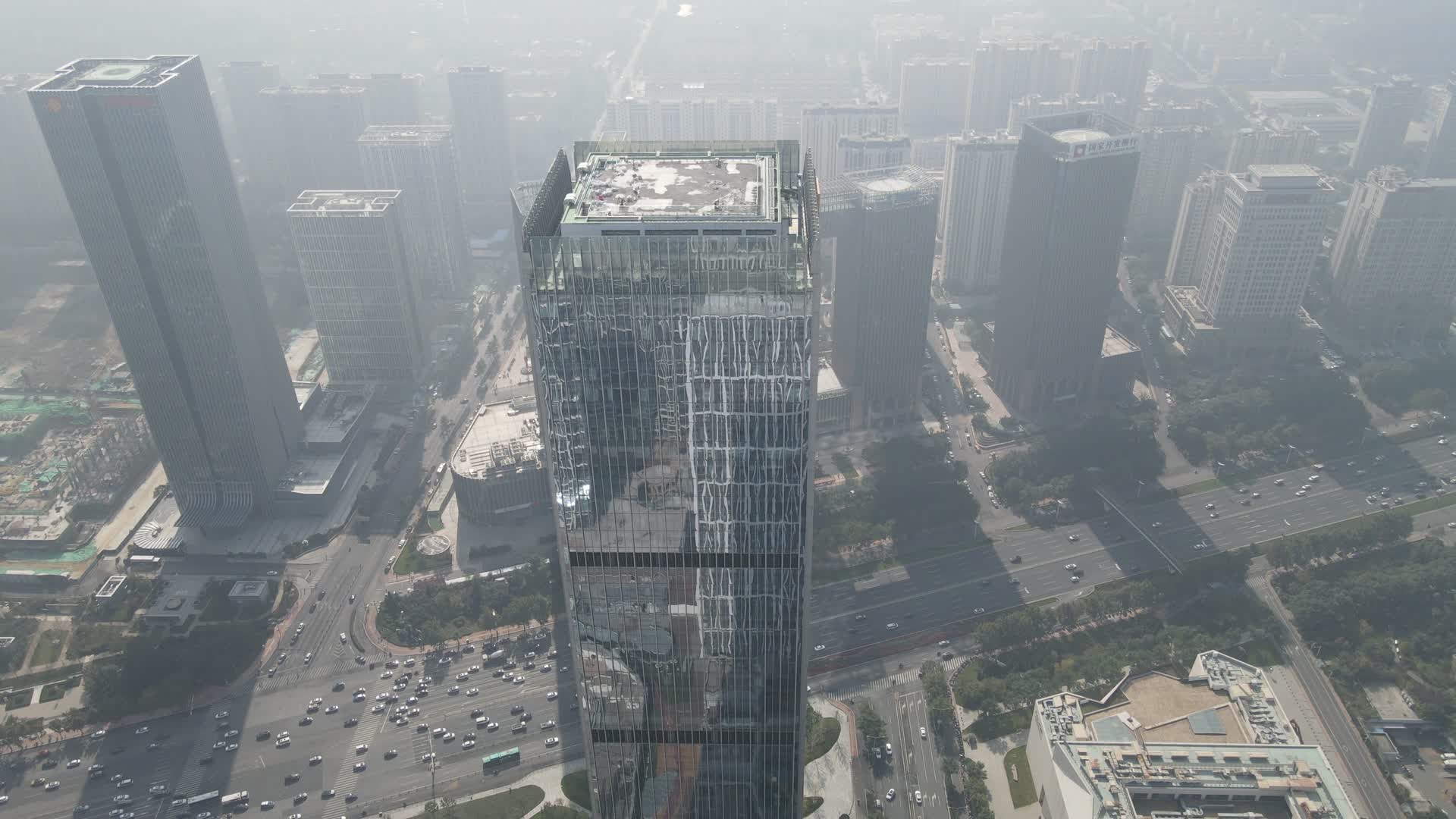 航拍山东济南城市雾霾视频的预览图