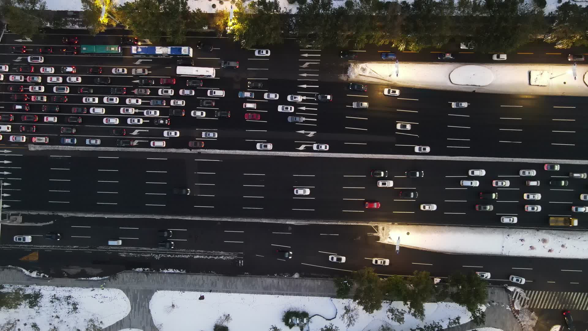 航拍城市大道行驶的汽车视频的预览图