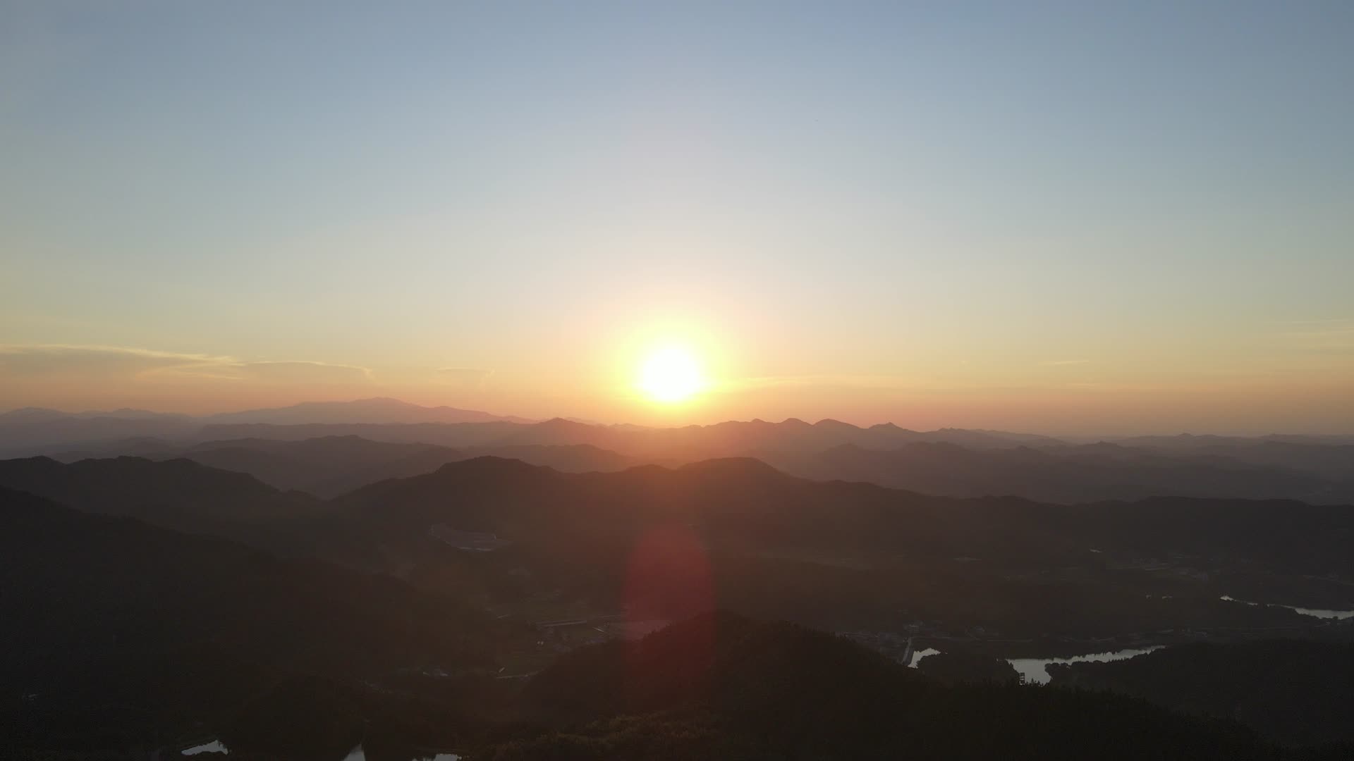 航拍夕阳晚霞大山剪影视频的预览图