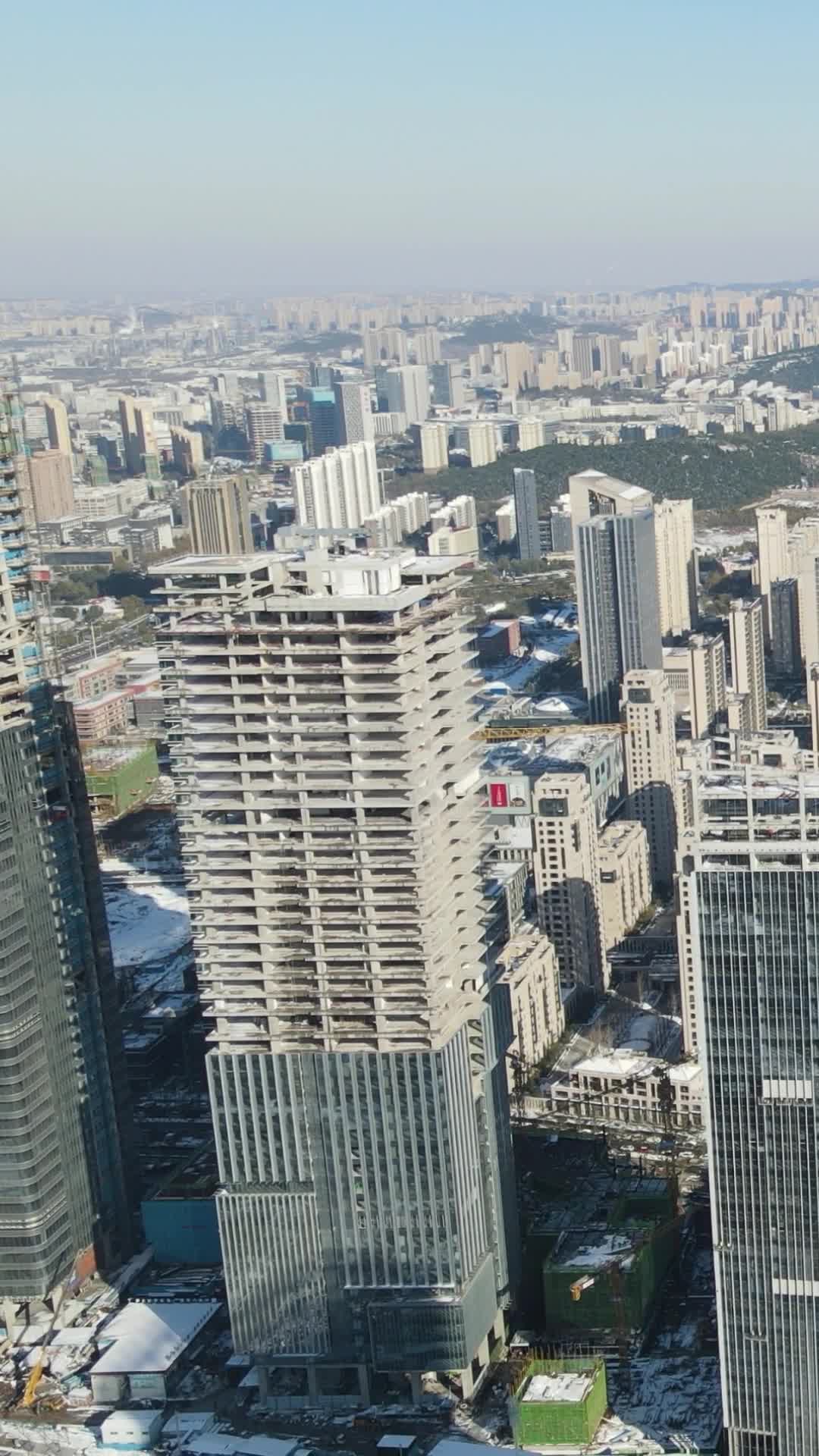 城市商务建筑高楼大厦施工现场竖屏航拍视频的预览图