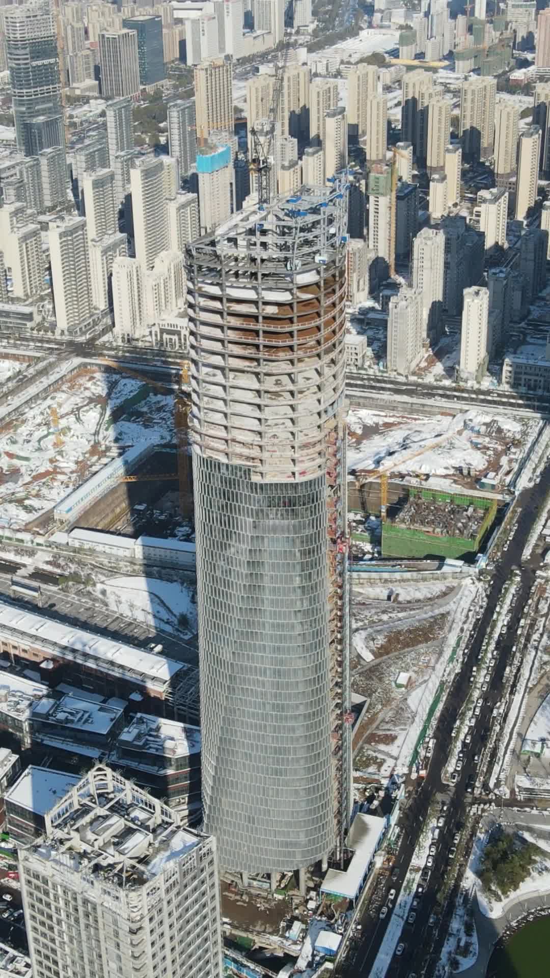 城市商务建筑高楼大厦施工现场竖屏航拍视频的预览图