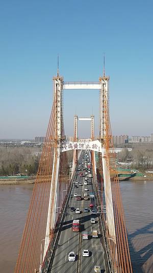 航拍山东济南城市交通黄河大桥视频的预览图