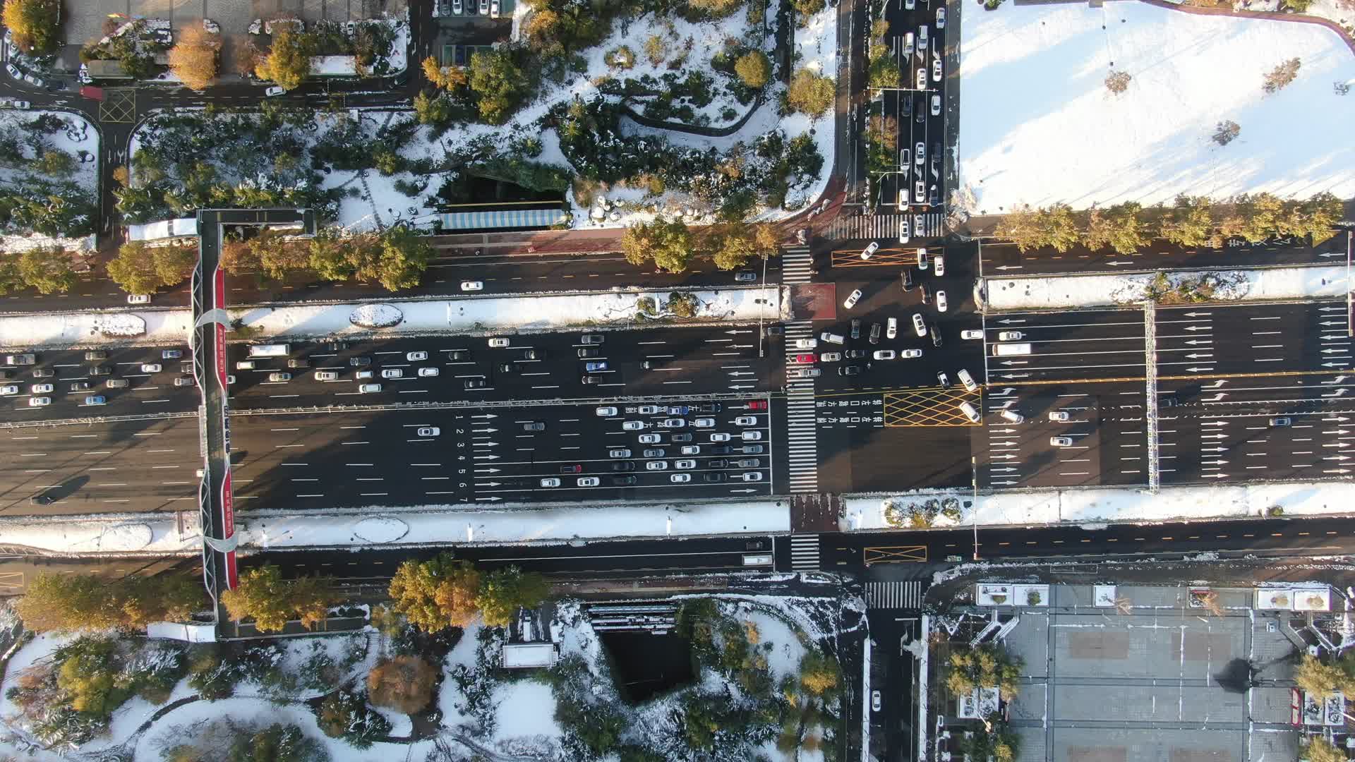航拍山东济南城市大道车流视频的预览图
