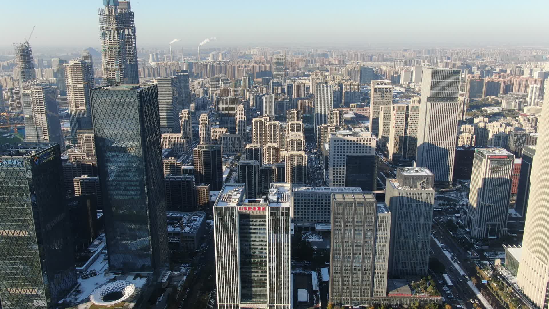 航拍山东济南城市天际线视频的预览图