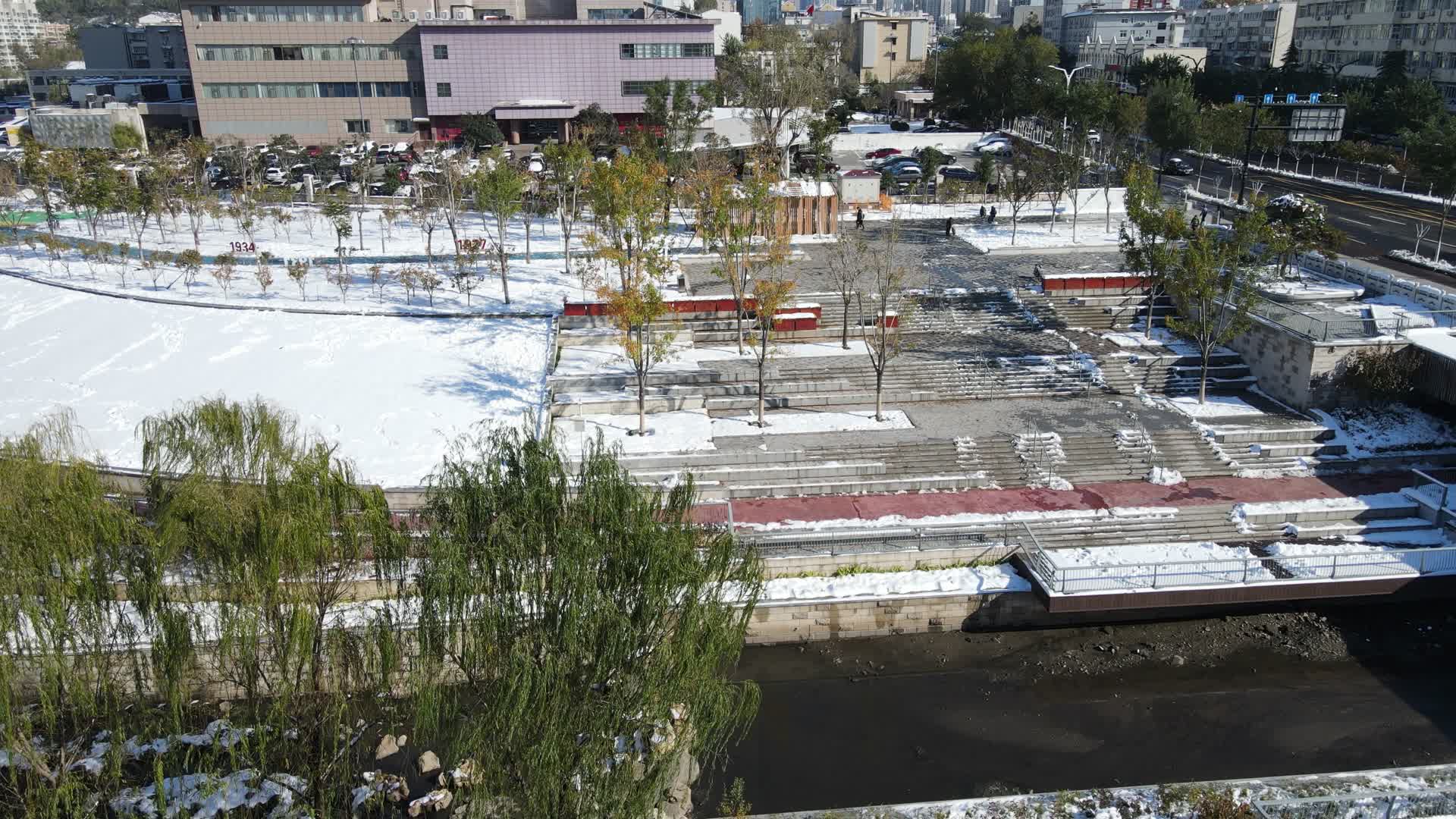 航拍城市广场雪景视频的预览图