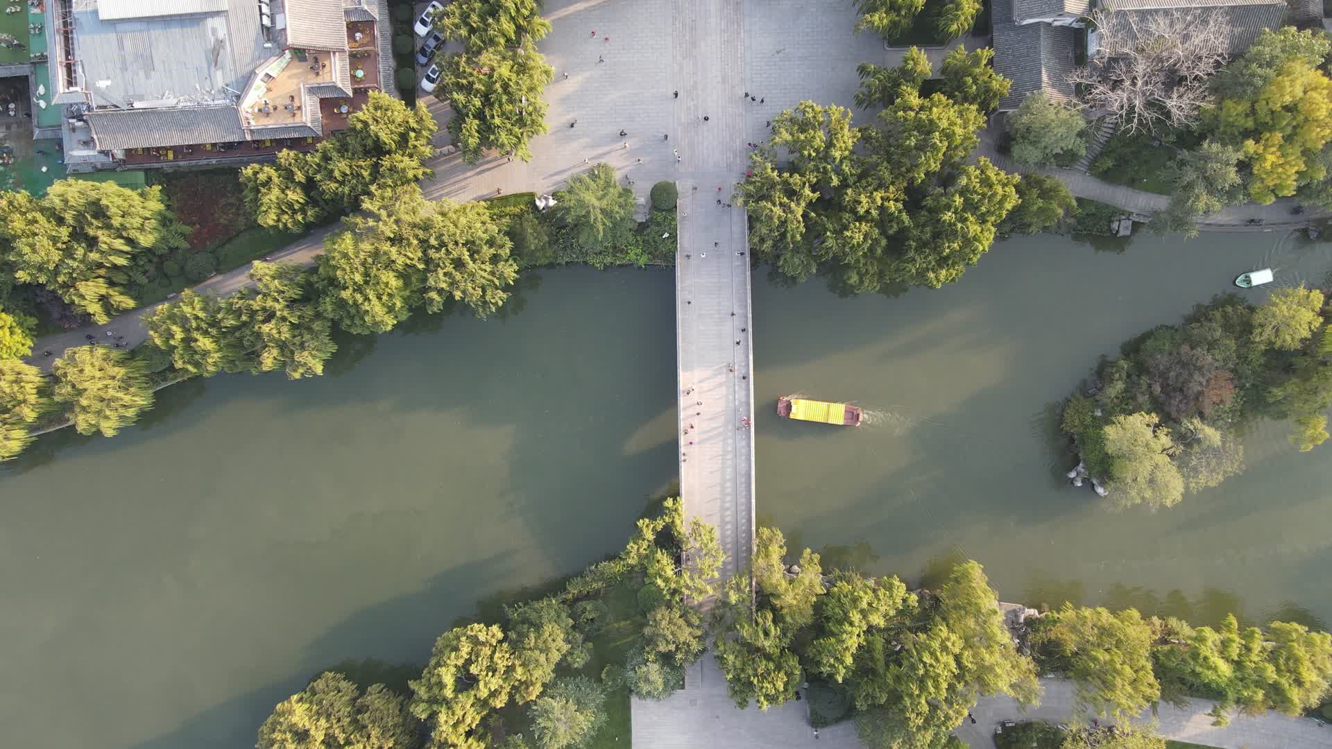 航拍园林小桥流水视频的预览图