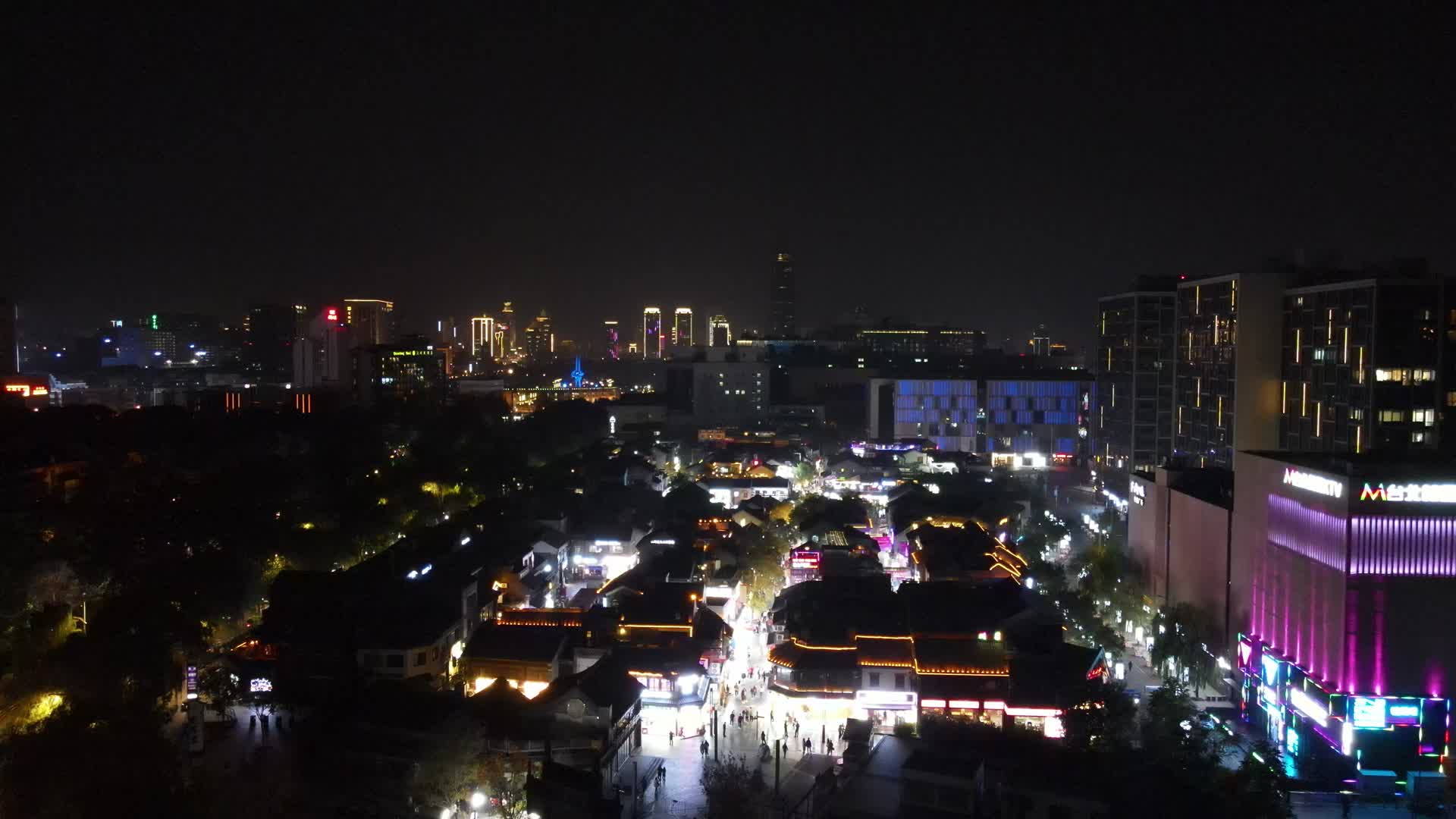 航拍山东济南宽厚里美食街夜景视频的预览图