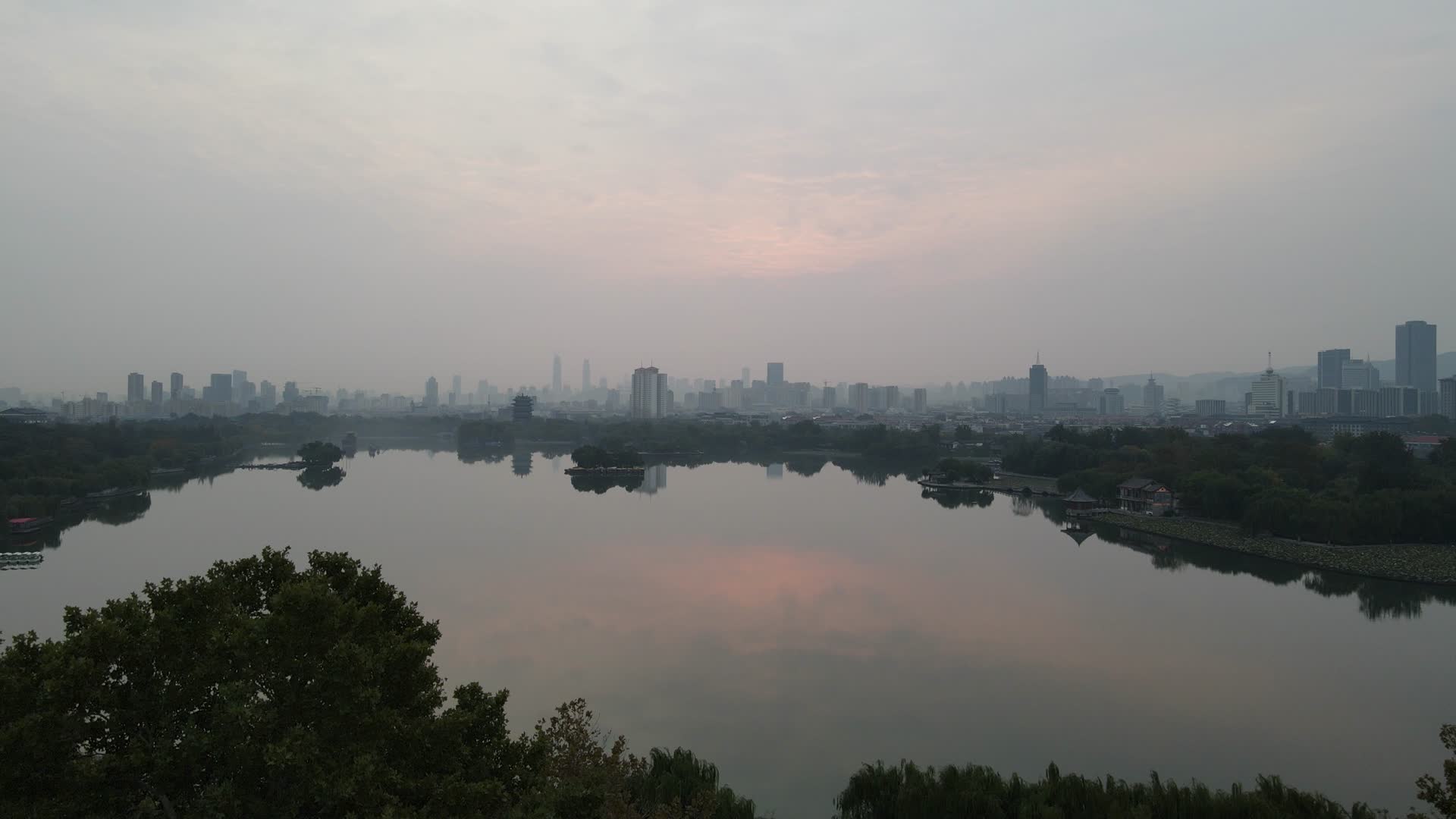航拍山东济南大明湖景区视频的预览图