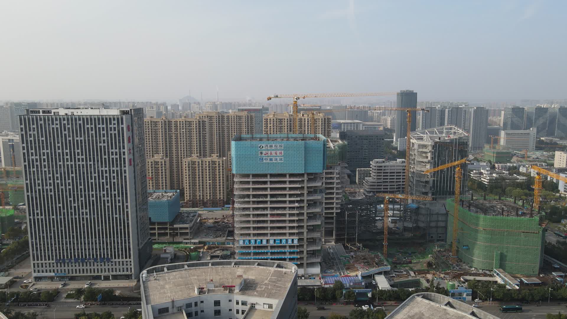 航拍山东济城市建设高楼视频的预览图
