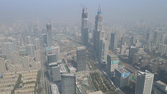 航拍山东济城市建设高楼视频的预览图