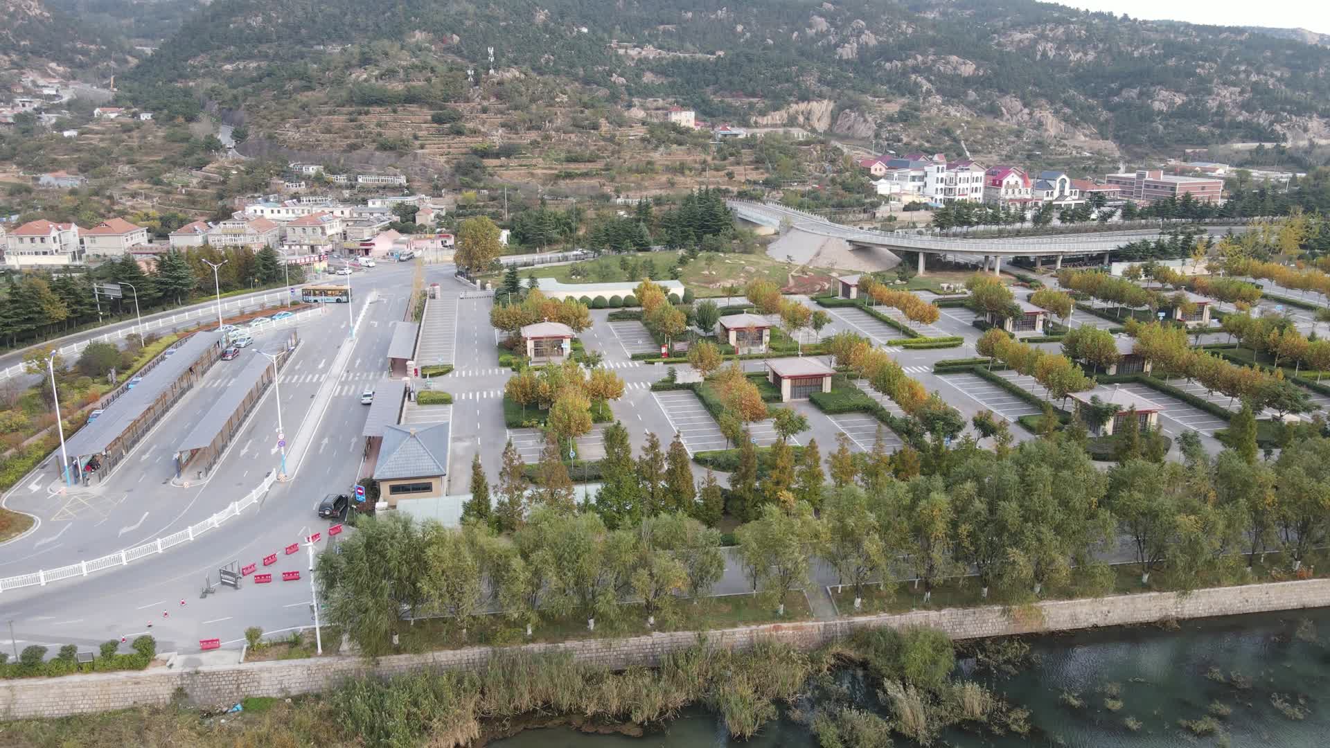 航拍青岛崂山景区停车场视频的预览图