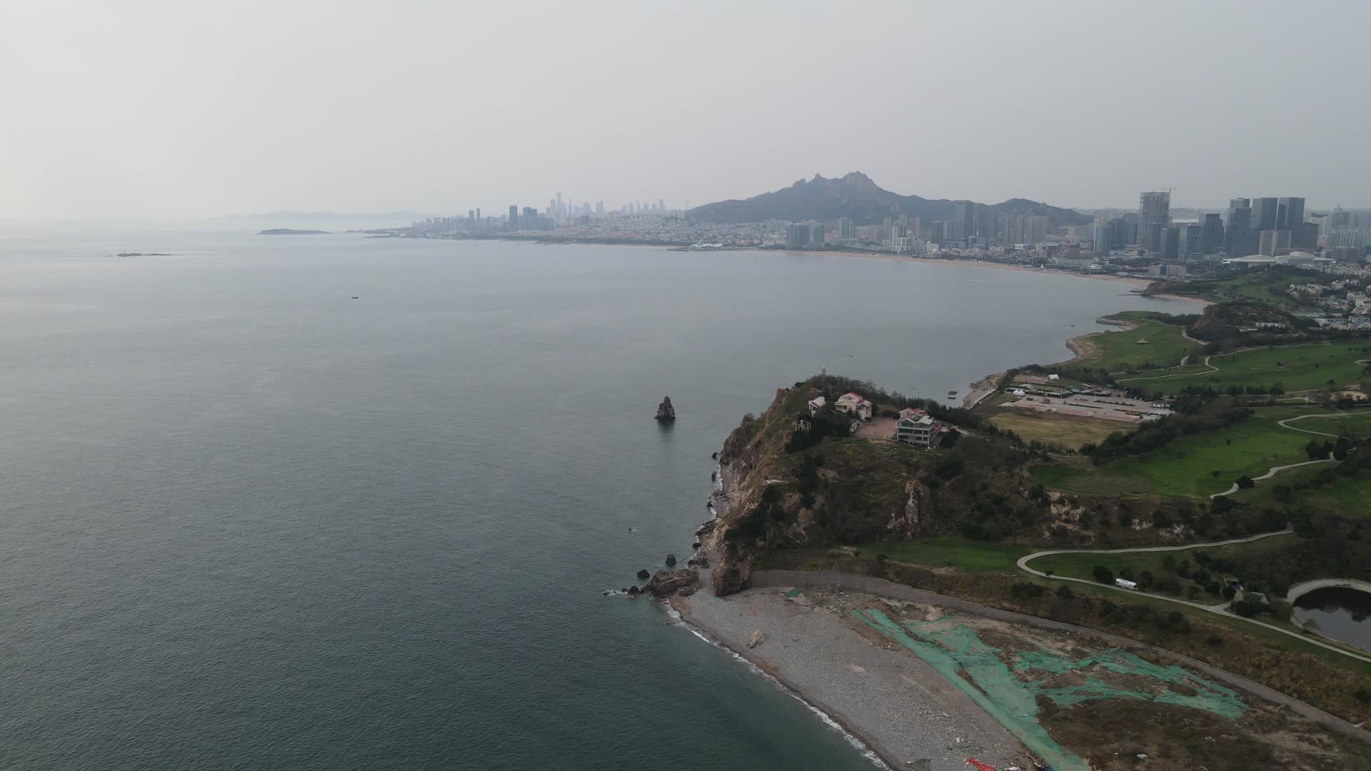 航拍海滨城市海岸线视频的预览图
