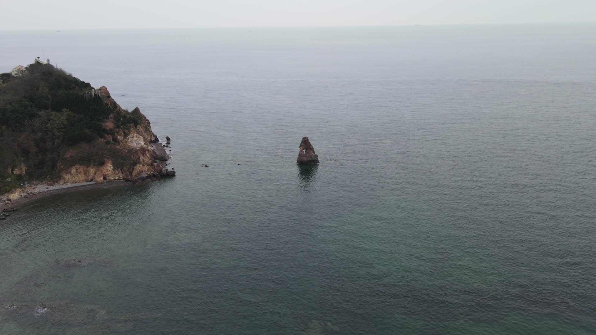 航拍山东青岛石老人景区视频的预览图