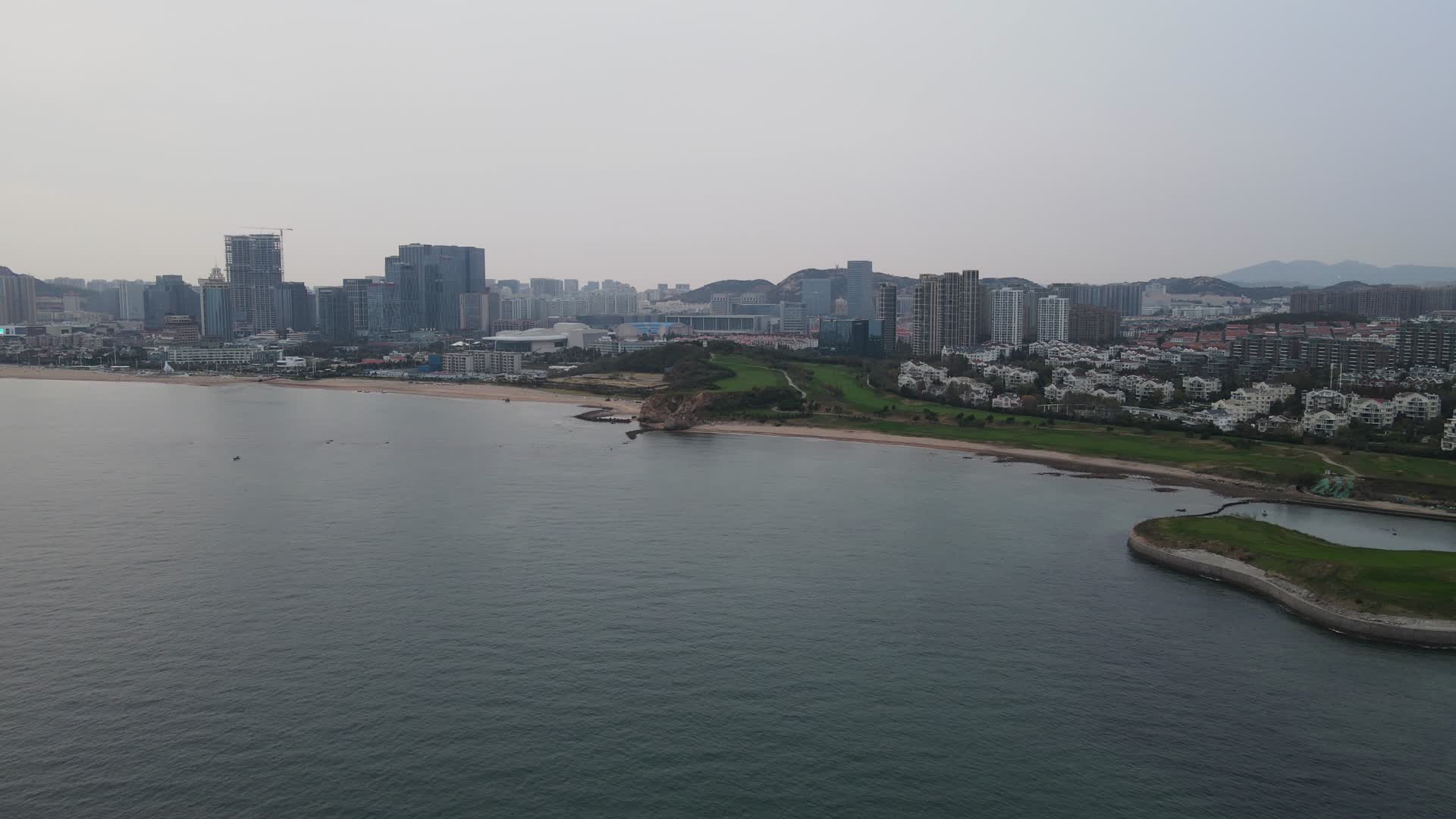 航拍海滨城市海岸线视频的预览图