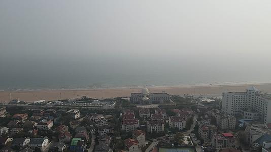 航拍山东青岛海岸线城市风光视频的预览图