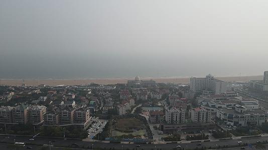 航拍山东青岛海岸线城市风光视频的预览图