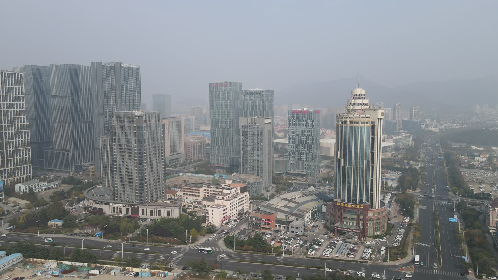 航拍山东青岛城市建设高楼视频的预览图