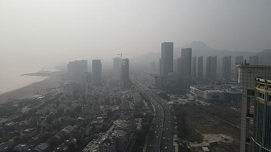 航拍山东青岛城市建设高楼视频的预览图