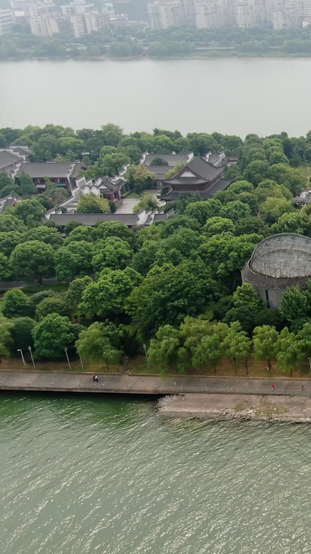 航拍湖南长沙橘子洲景区江神庙视频的预览图