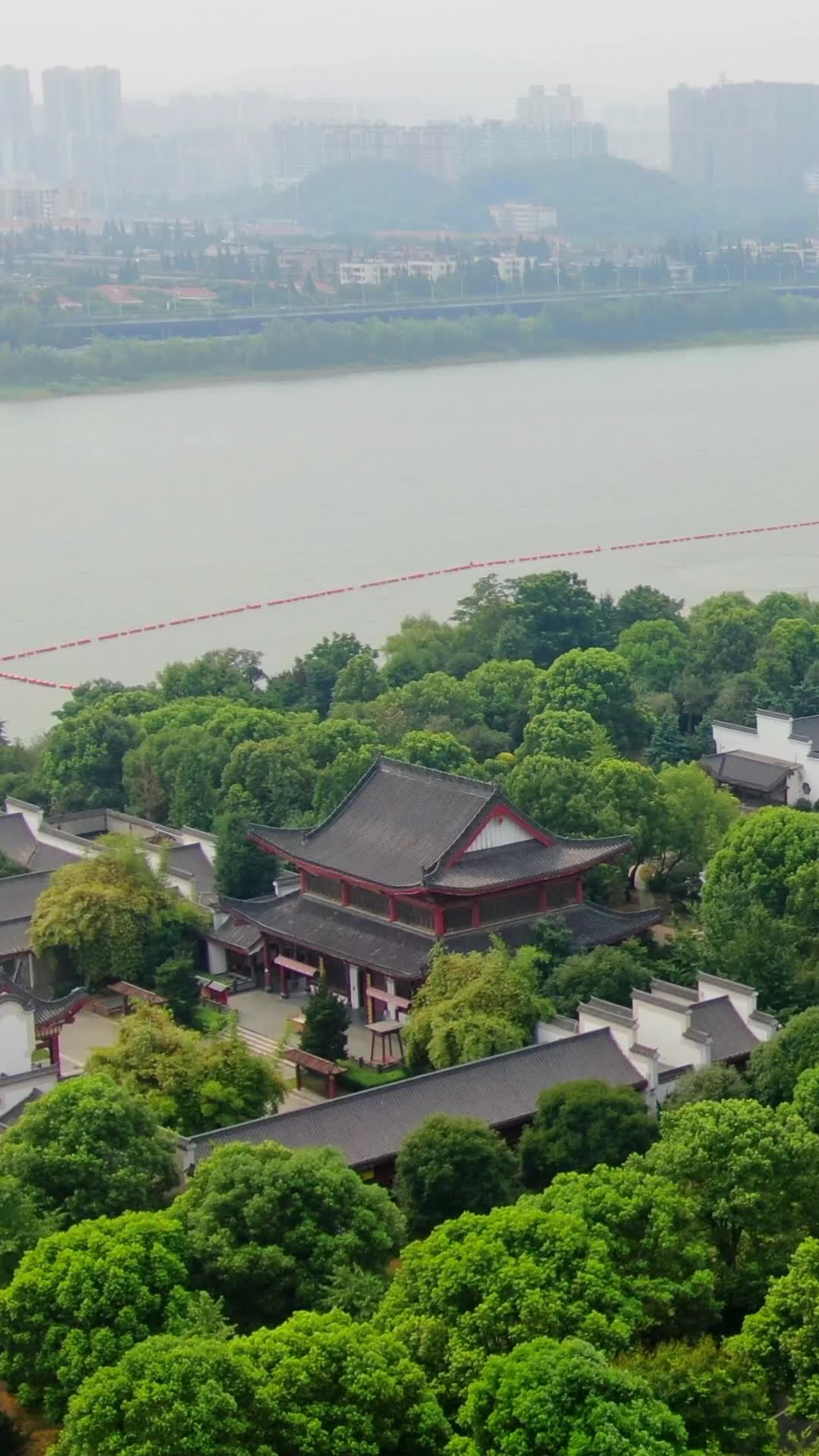 航拍湖南长沙橘子洲景区江神庙视频的预览图