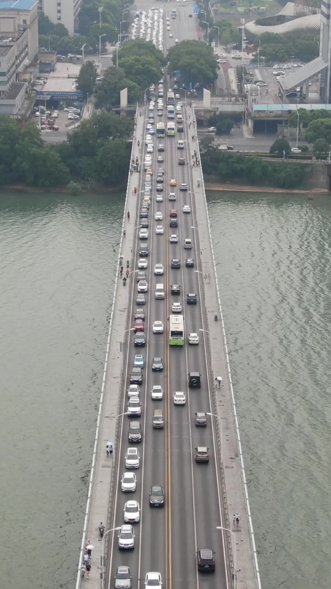航拍湖南长沙湘江橘子洲大桥车流视频的预览图