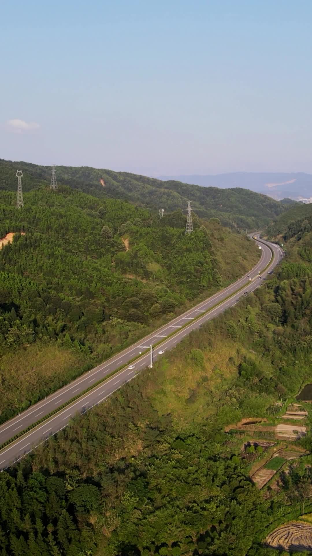 航拍大山里的交通道路视频的预览图