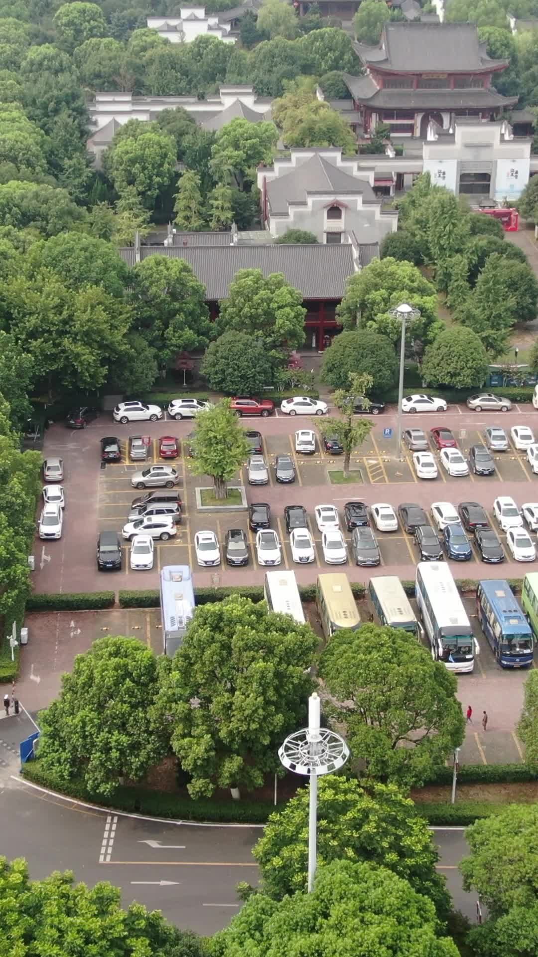 航拍大型室外停车场视频的预览图