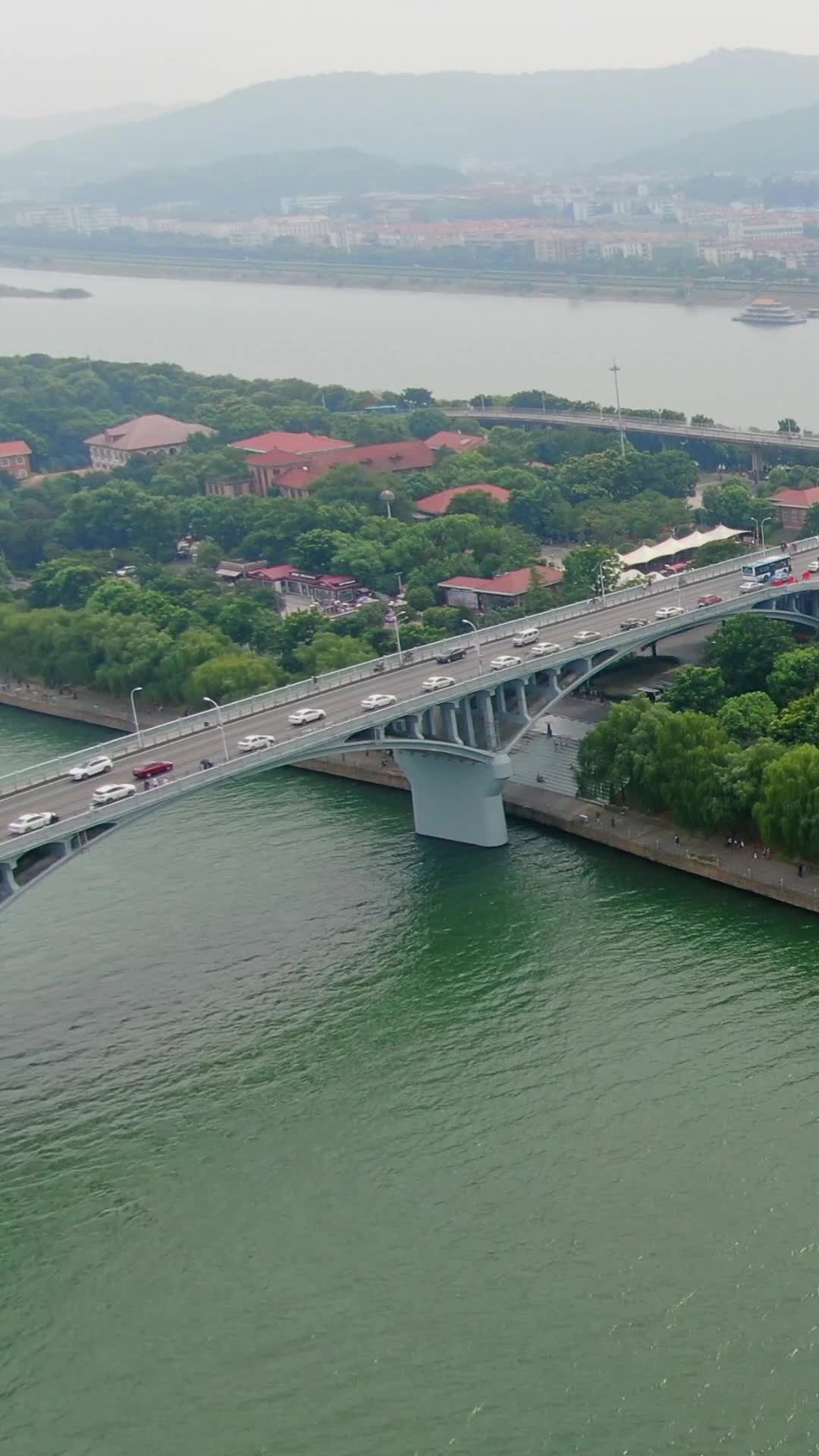 航拍湖南长沙橘子洲大桥视频的预览图