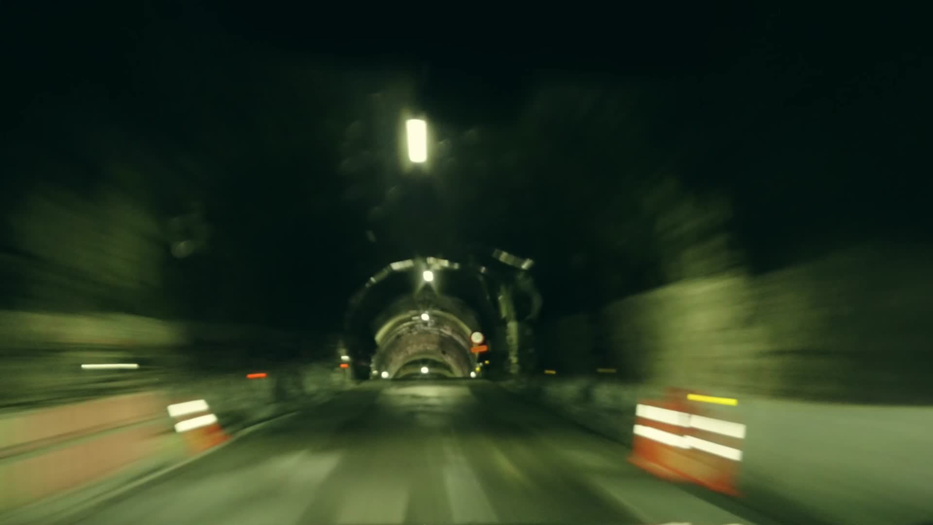 汽车快速行驶穿越效果视频的预览图