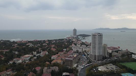 航拍山东青岛海滨城市海岸线视频的预览图