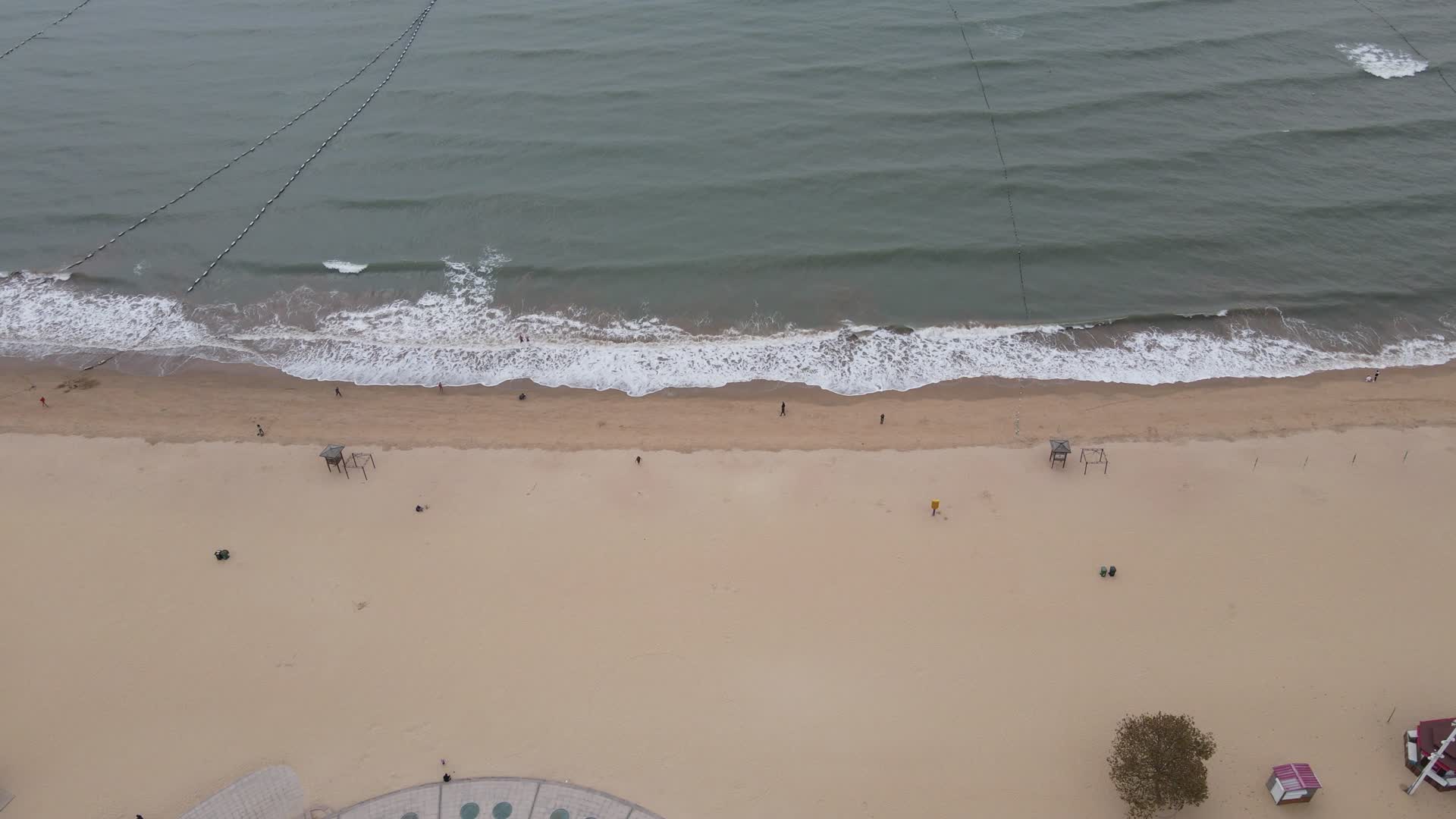 航拍山东青岛海水浴场沙滩视频的预览图