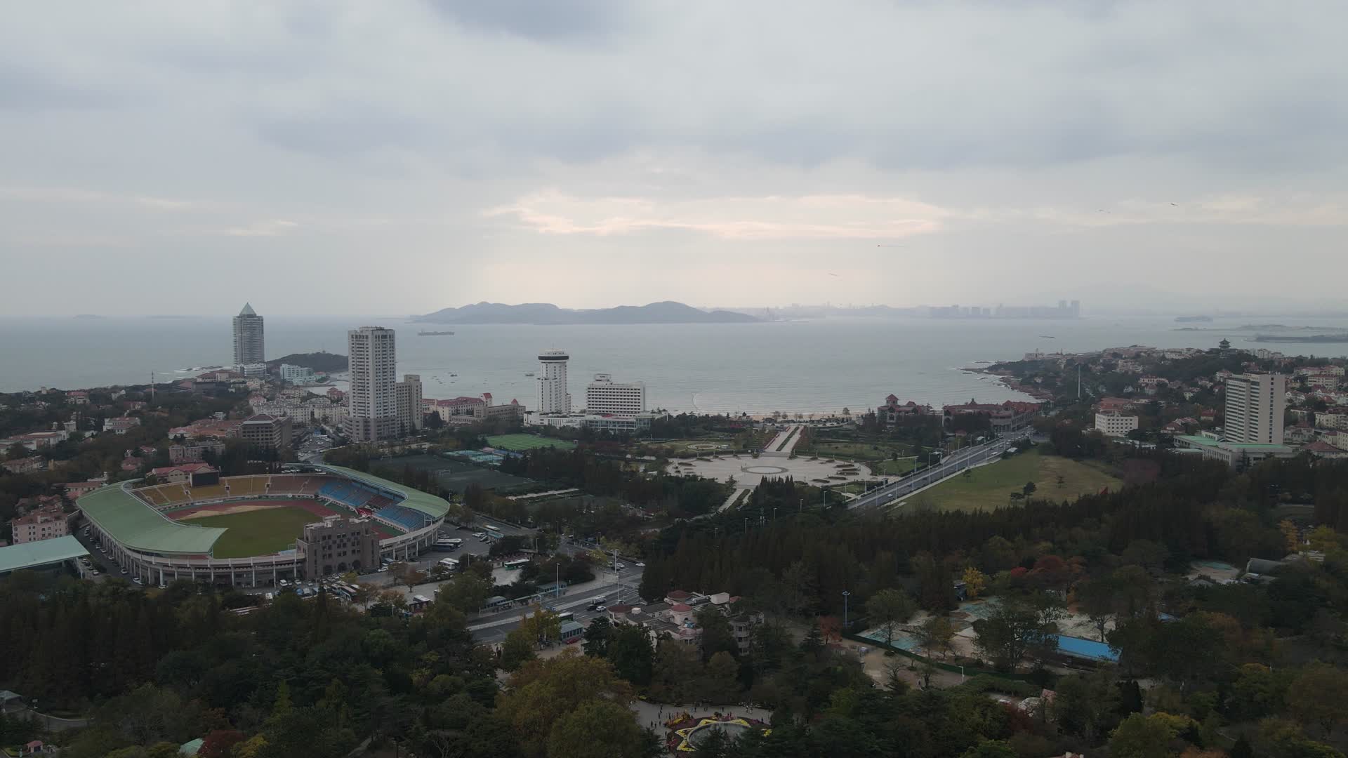 航拍山东青岛中山公园汇泉广场视频的预览图