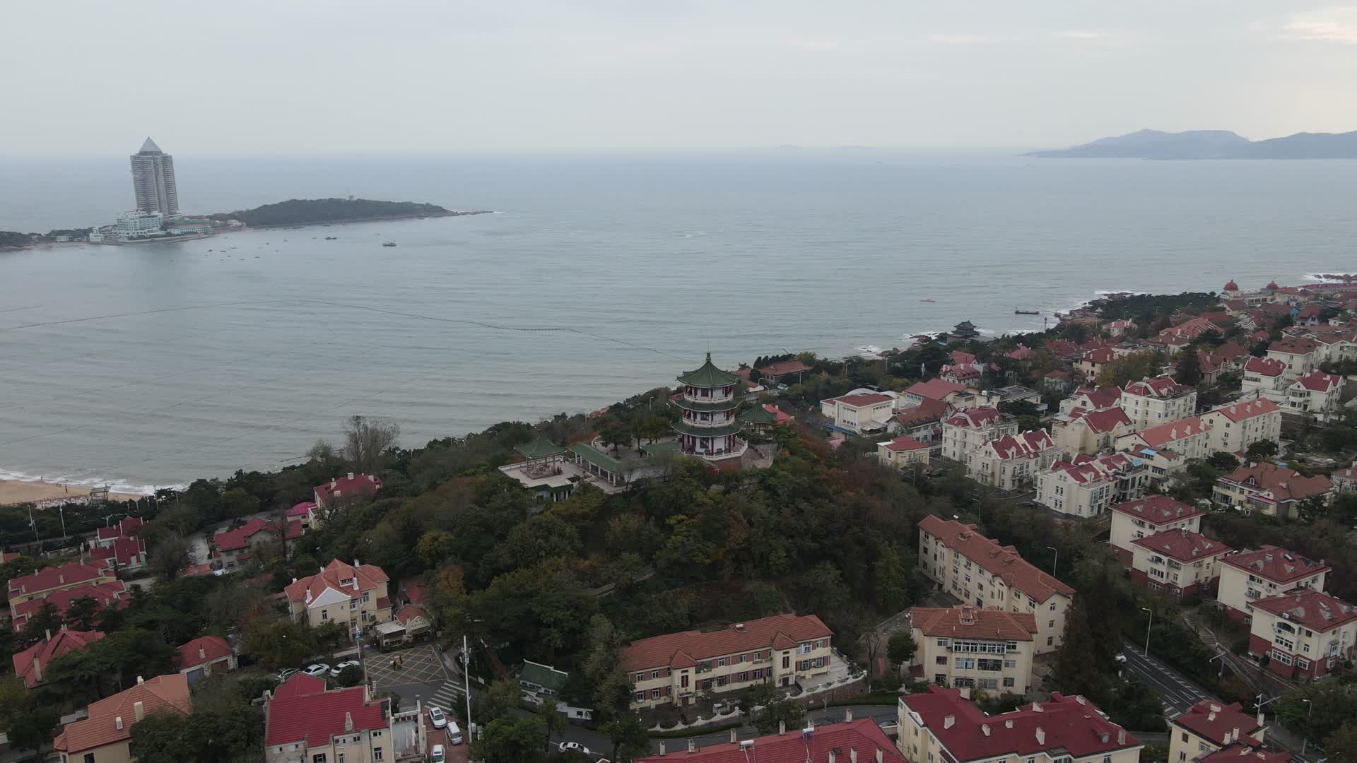 航拍山东青岛海滨城市海岸线视频的预览图