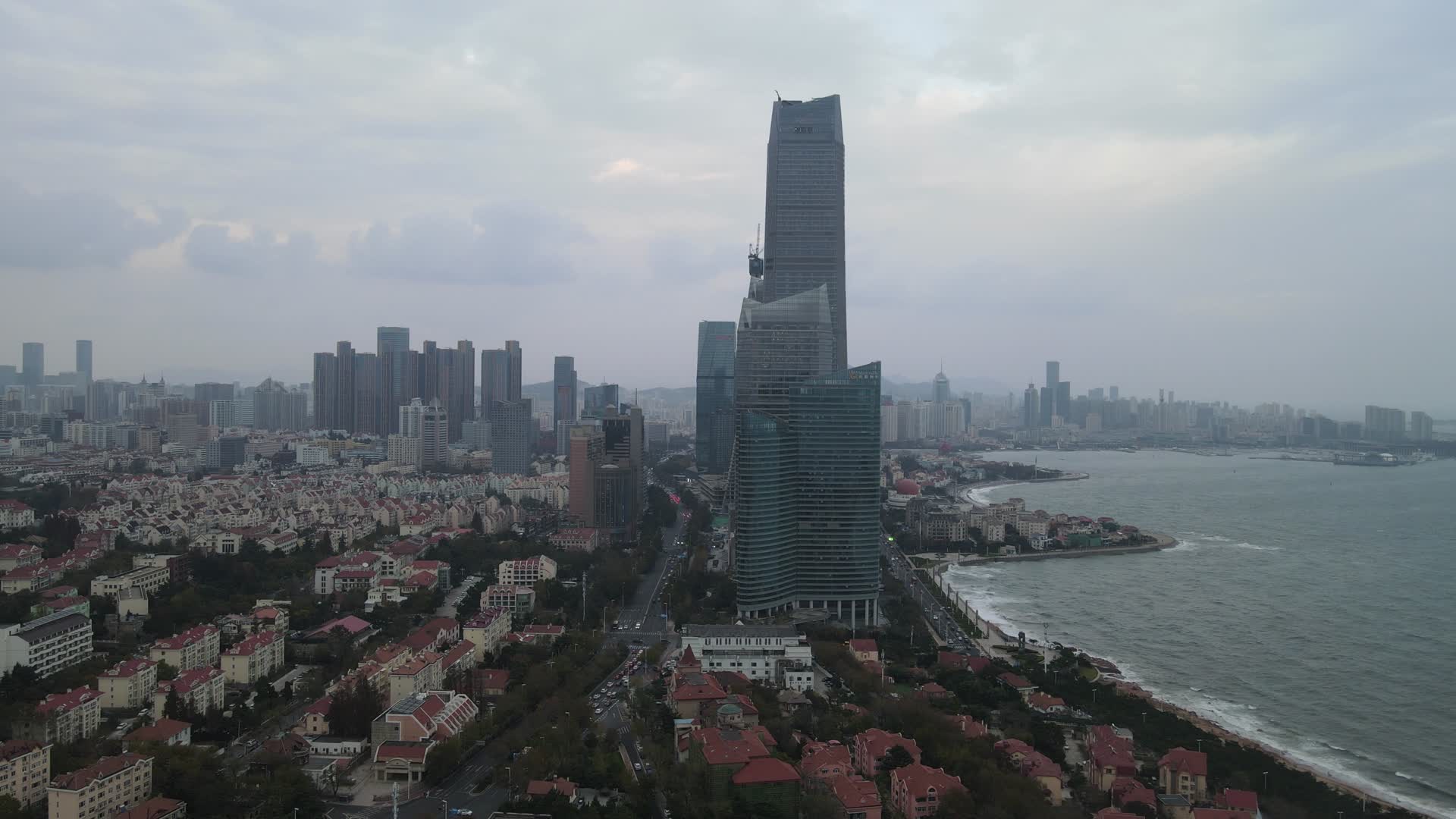 航拍山东青岛海天中心CBD视频的预览图