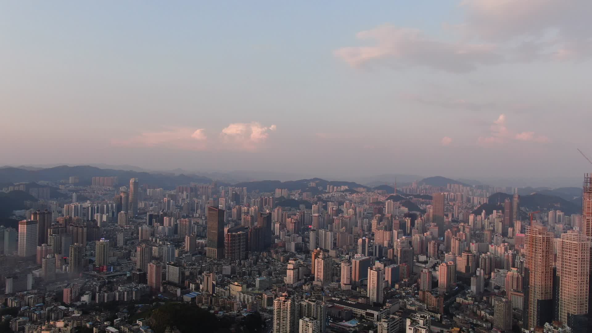 航拍贵州贵阳城市天际线视频的预览图
