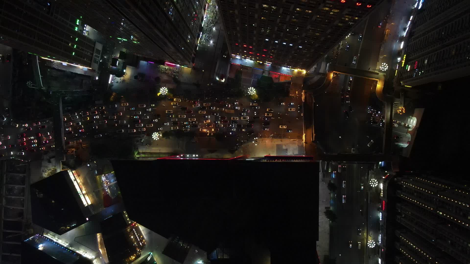 航拍城市晚高峰拥堵交通视频的预览图