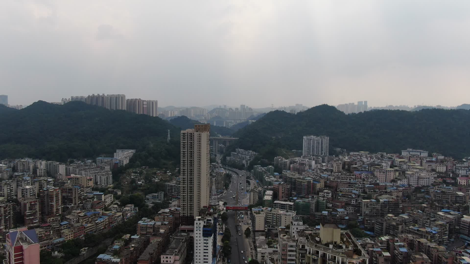 航拍贵阳城市大道高楼视频的预览图
