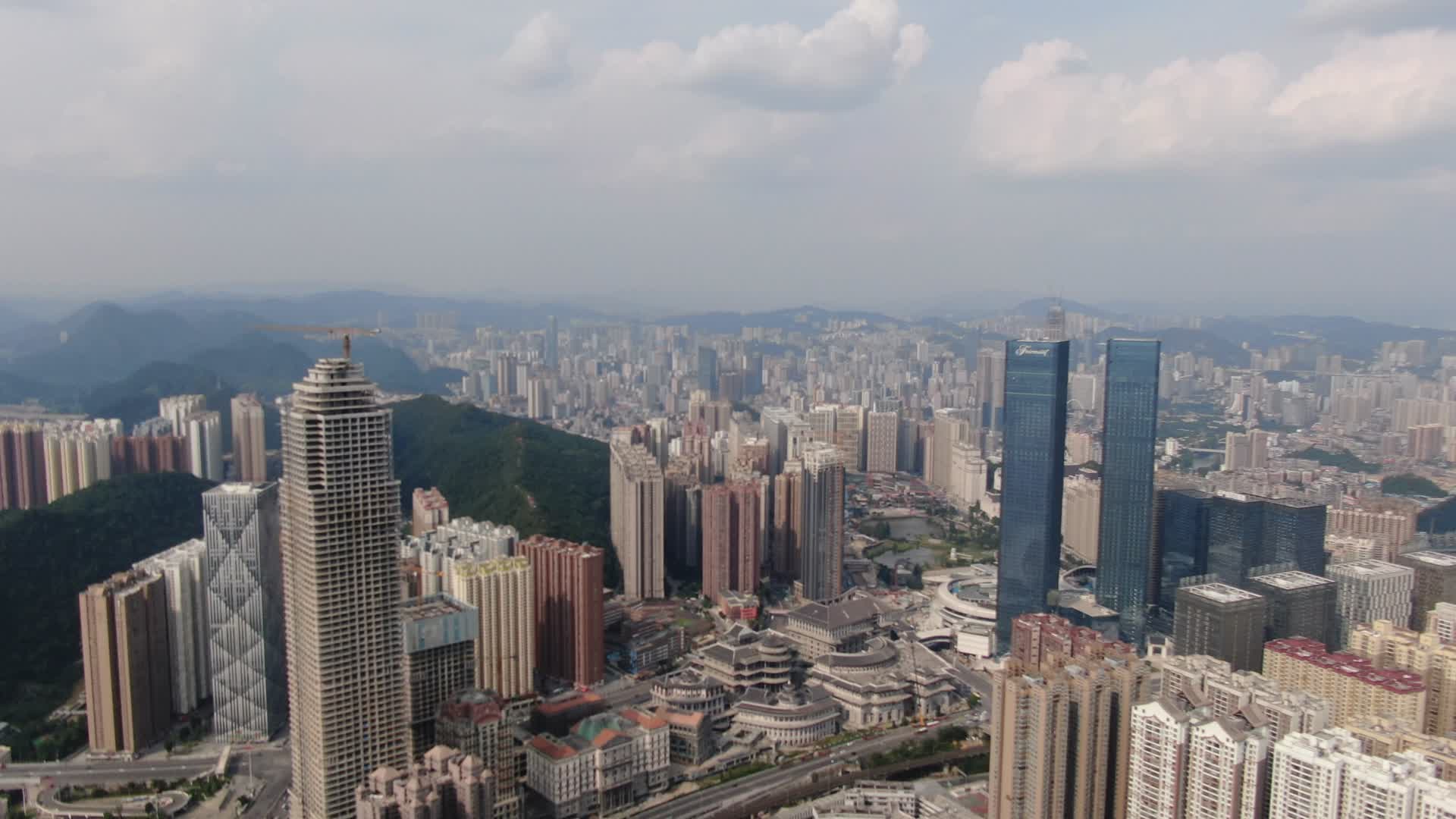 航拍贵阳城市天际线视频的预览图