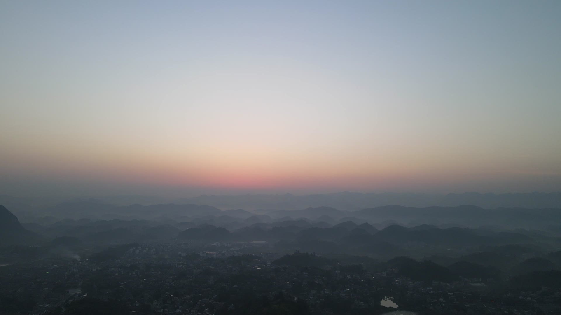 航拍贵州贵阳青岩古镇清晨日出视频的预览图