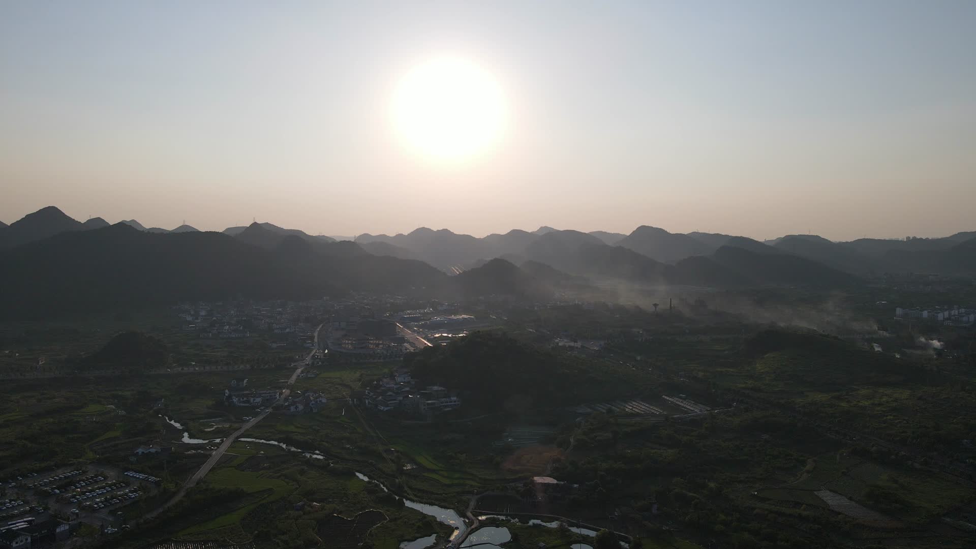 航拍贵州贵阳青岩古镇清晨日出视频的预览图