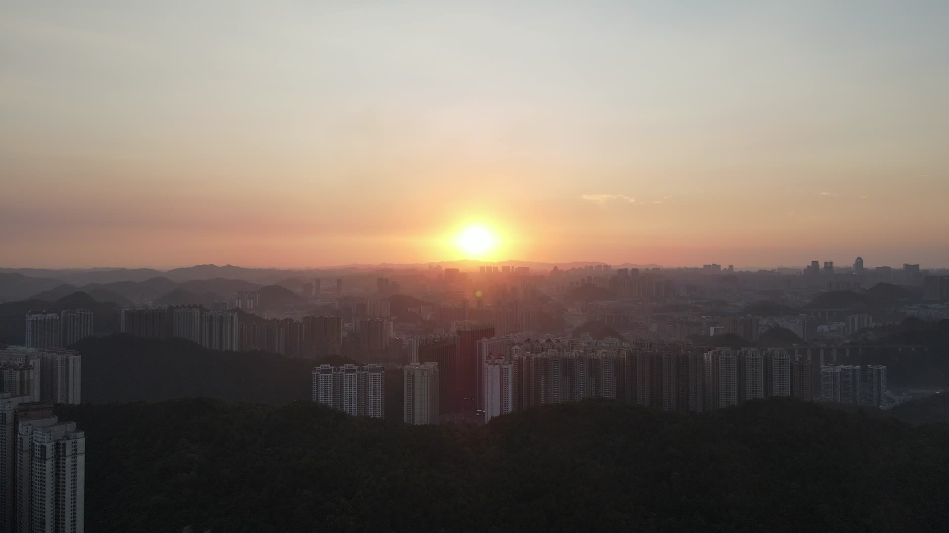 航拍贵阳城市日落晚霞视频的预览图