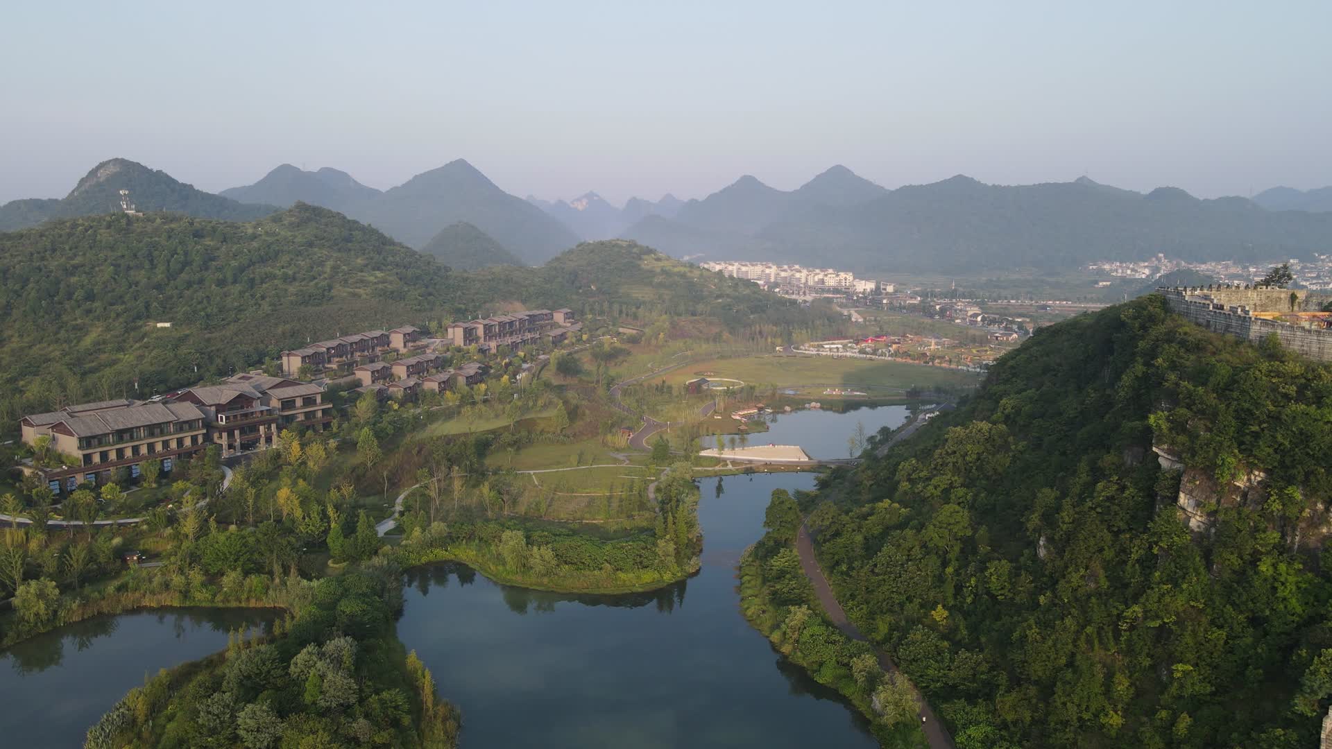 航拍贵州贵阳青岩古镇定广湖视频的预览图