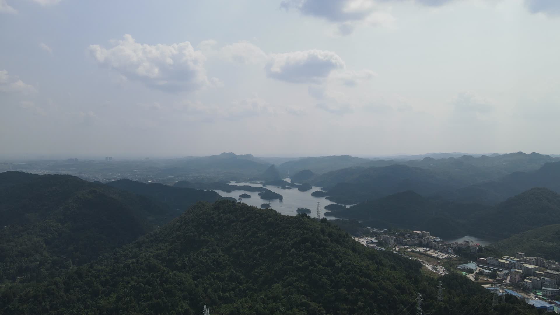 航拍贵州贵阳阿哈湖水库视频的预览图