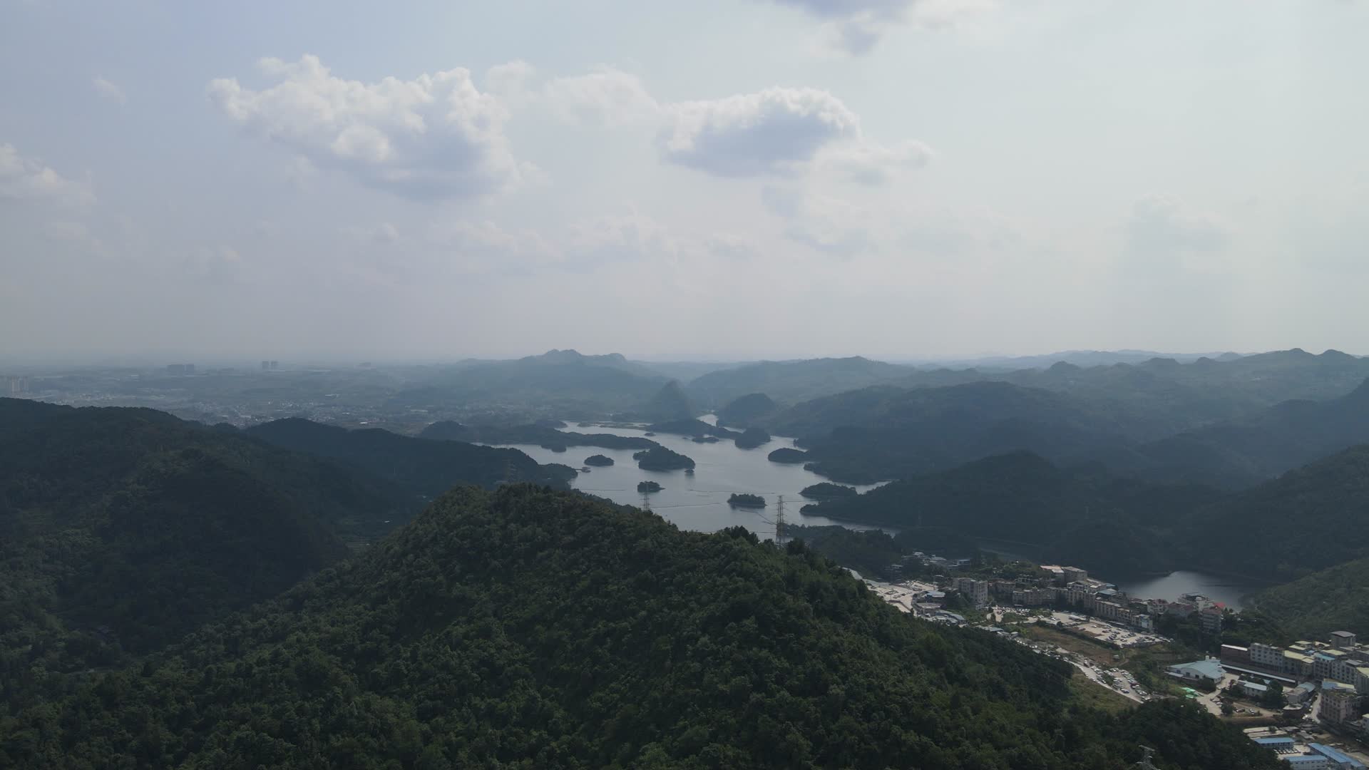 航拍贵州贵阳阿哈湖水库视频的预览图