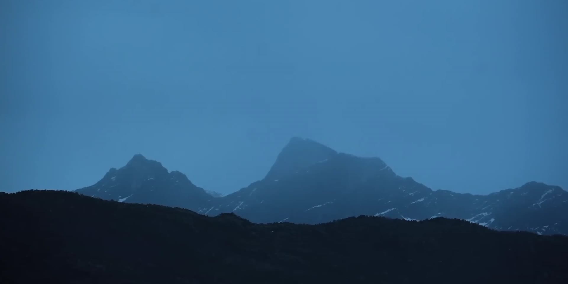 清晨蒙蒙亮山峰远山视频的预览图