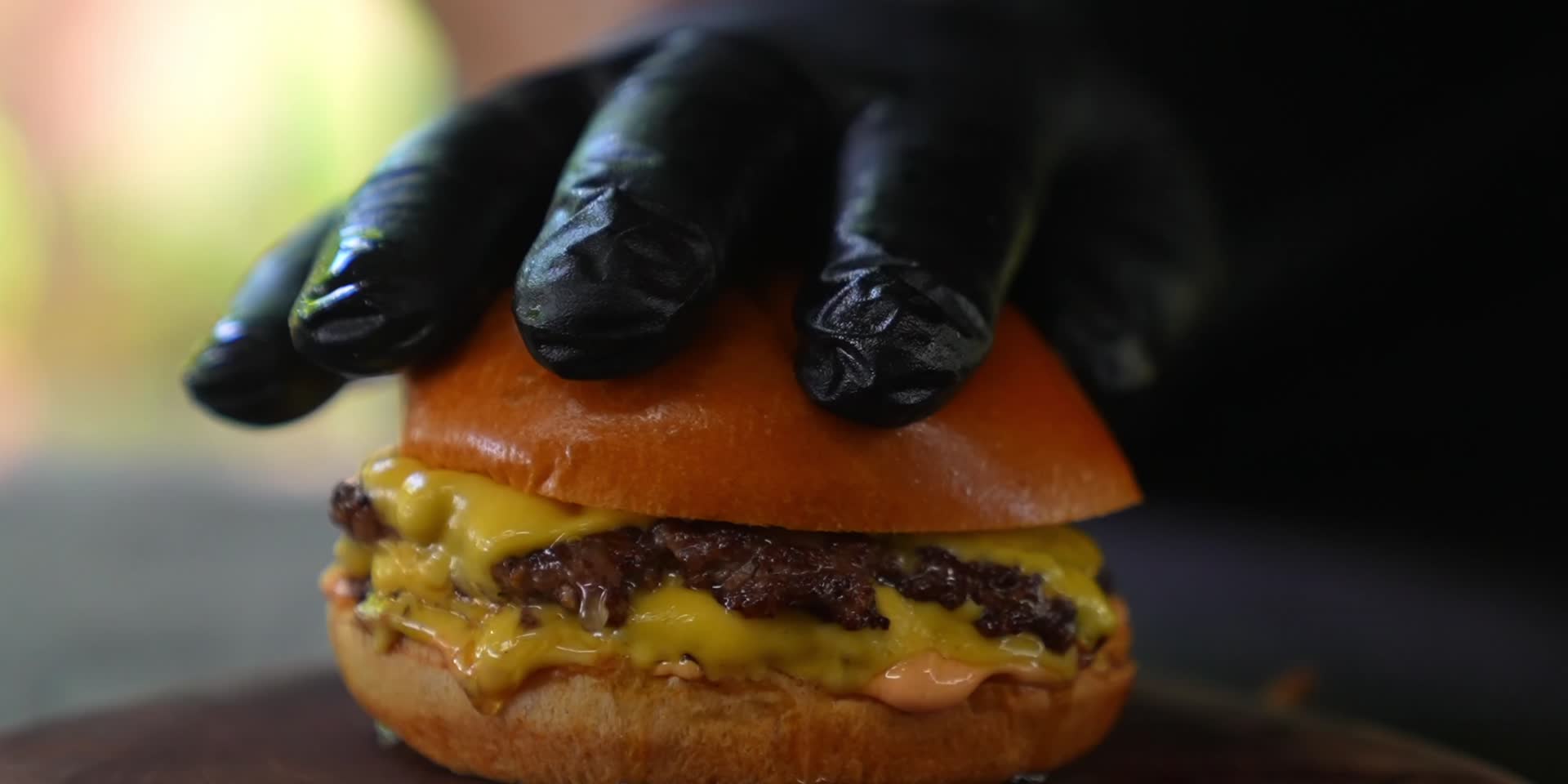 诱人多汁牛肉汉堡视频的预览图